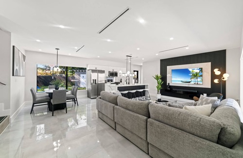 Miami Gardens House | Modern 5BR Dream: Courts/Playground & Heated Pool