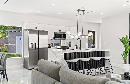 Miami Gardens House | Modern 5BR Dream: Courts/Playground & Heated Pool