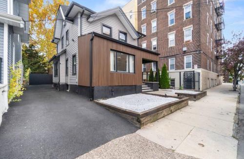 North Bergen House | Modern 5BR Family, Long Stay 10 Mins to NYC & Parking