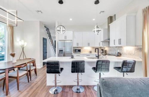 Tulane - Gravier House | Modern 5BR home w balcony & backyard oasis