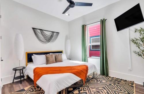 Tulane - Gravier House | Modern 5BR home w balcony & backyard oasis
