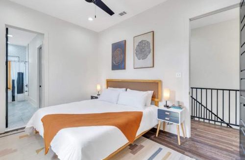 Tulane - Gravier House | Modern 5BR home w balcony & backyard oasis