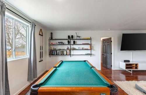 Oakley House | Modern 5BR Home with Mtn Views BBQ & Pool Table