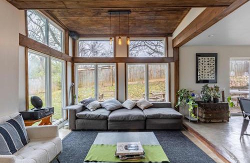 Oakley House | Modern 5BR Home with Mtn Views BBQ & Pool Table