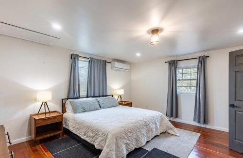 Oakley House | Modern 5BR Home with Mtn Views BBQ & Pool Table