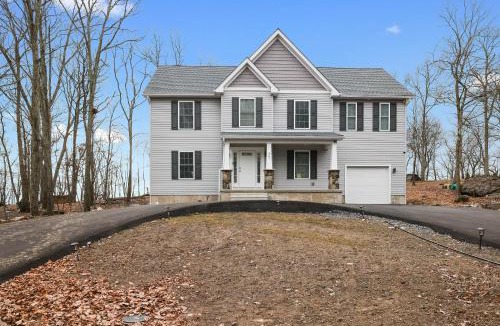 East Stroudsburg Villa | Modern 5BR, Kid-Friendly Home In Poconos with Pool Table
