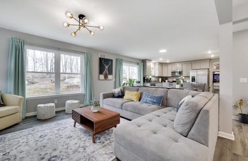 East Stroudsburg Villa | Modern 5BR, Kid-Friendly Home In Poconos with Pool Table