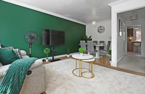 Bushey House | Modern 5BR Stay for Work & Groups