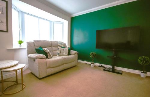 Bushey House | Modern 5BR Stay for Work & Groups