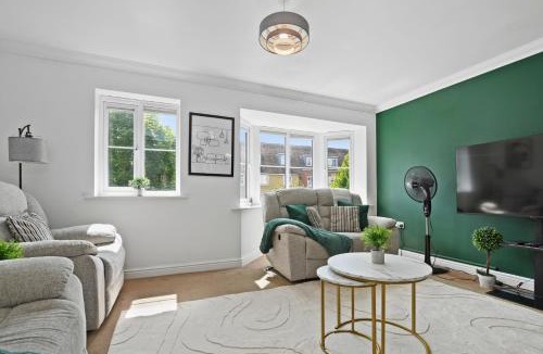 Bushey House | Modern 5BR Stay for Work & Groups