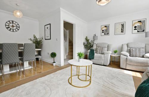 Bushey House | Modern 5BR Stay for Work & Groups