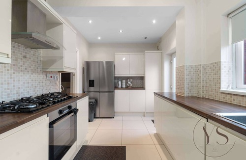 Wednesbury House | Modern 5BR Stay – Perfect for Groups & Work