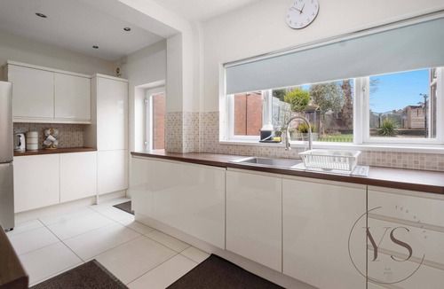 Wednesbury House | Modern 5BR Stay – Perfect for Groups & Work