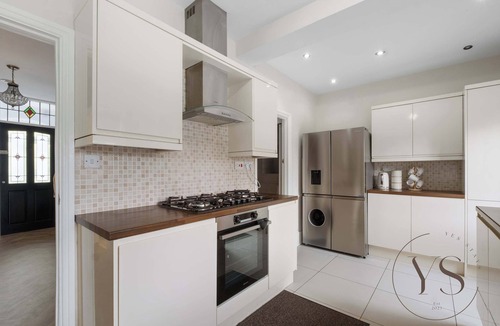 Wednesbury House | Modern 5BR Stay – Perfect for Groups & Work