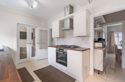 Wednesbury House | Modern 5BR Stay – Perfect for Groups & Work