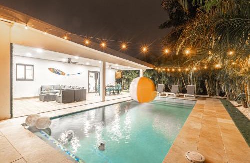 North Miami Beach Villa | Modern 5BR Villa: Pool, Terrace, Fire Pit TGH