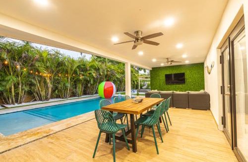 North Miami Beach Villa | Modern 5BR Villa: Pool, Terrace, Fire Pit TGH