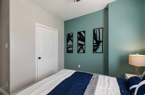 Cloverleaf House | Modern 6 Bedroom with Tons of Games