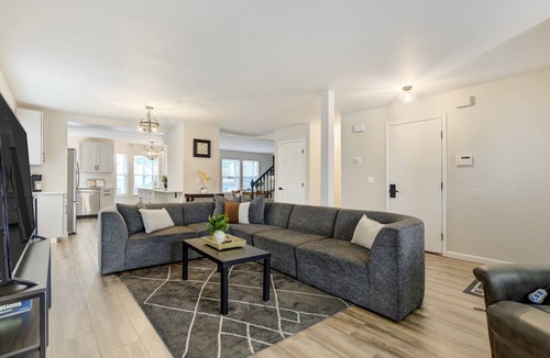 Briargate Cottage | Modern 6BR Home in Briargate