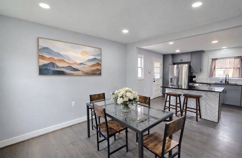 Leesburg House | Modern 6BR Near Datacenters , Sleeps Many