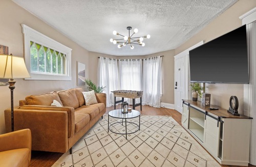 Downtown Syracuse House | Modern 6BR Near Syracuse U, Destiny & Zoo Sleeps 18