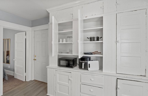 Downtown Syracuse House | Modern 6BR Near Syracuse U, Destiny & Zoo Sleeps 18