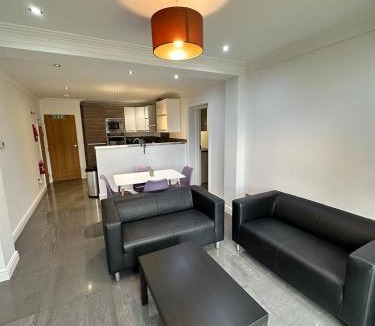 Woking Apartment | Modern 7 Bed room Home Corporate-Group Parking