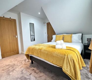 Woking Apartment | Modern 7 Bed room Home Corporate-Group Parking