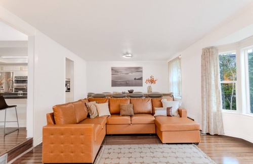 Shoreline House | Modern 7-Bedroom Home with Spacious Yard,
