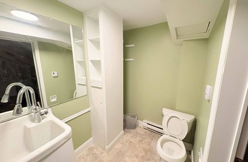 Moncton House | Modern 8 Bedroom Entire Home w/Backyard BBQ deck