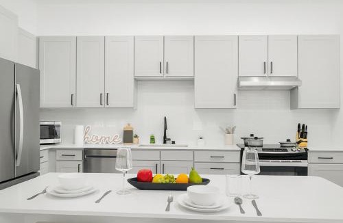 Sherman Apartment | Modern A plus Location KINGbed pool gym