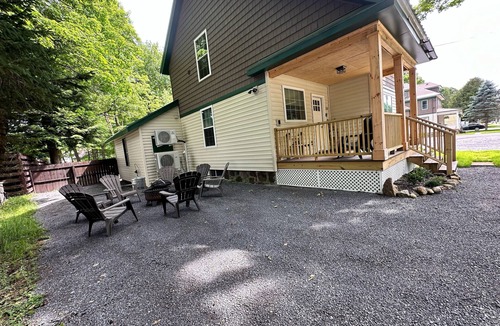 Town of Webb House | Modern ADK-style 3-bedroom house in Old Forge with AC, WiFi, Pool! Walk to town!