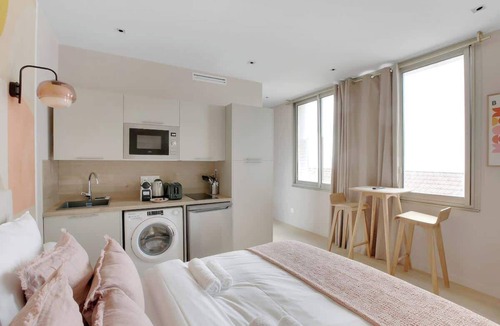 Neuilly-sur-Seine Apartment | Modern air-conditioned studio – Neuilly