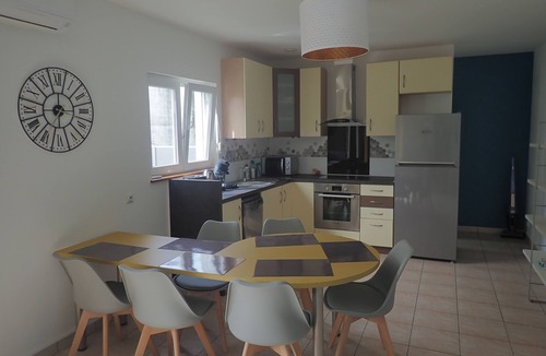 Bouzigues House | Modern, air-conditioned house, 5 minutes walk from the beach, quiet. 3 rooms.