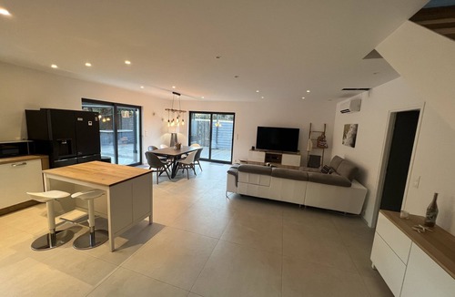 Le Cannet-des-Maures Villa | Modern air-conditioned architect designed villa with private pool