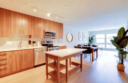 Groveton Apartment | Modern Alexandria Apt | Shopping & Metro Nearby