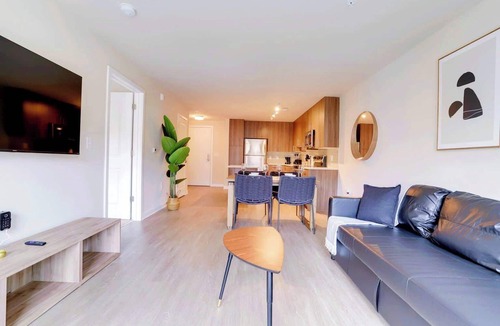 Groveton Apartment | Modern Alexandria Apt | Shopping & Metro Nearby