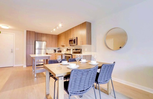 Groveton Apartment | Modern Alexandria Apt | Shopping & Metro Nearby