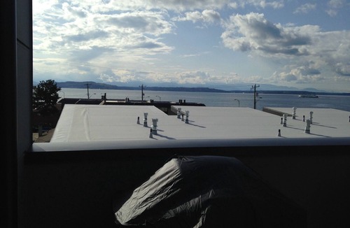 North Admiral House | Modern Alki Beach House - Steps from the Sand