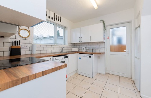 Severn Beach House | Modern | All Mod Cons | IPTV| BBQ | Sleeps 8