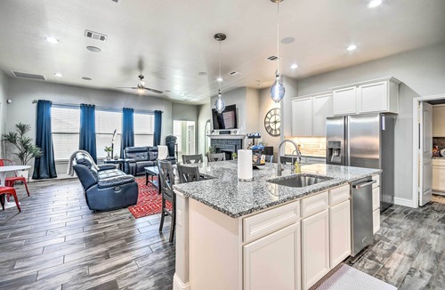 Amarillo House | Modern Amarillo House w/Fire Pit + Hot Tub!