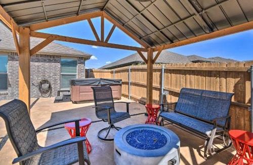 Amarillo House | Modern Amarillo House w/Fire Pit + Hot Tub!