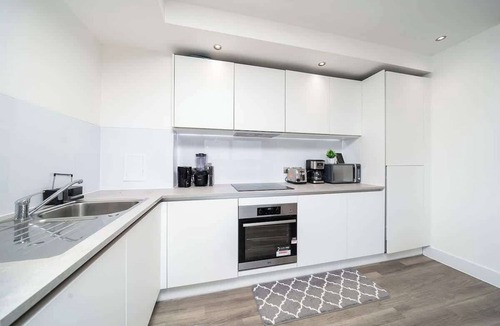 Royal Docks Apartment | Modern Amenities - Easy Access to O2