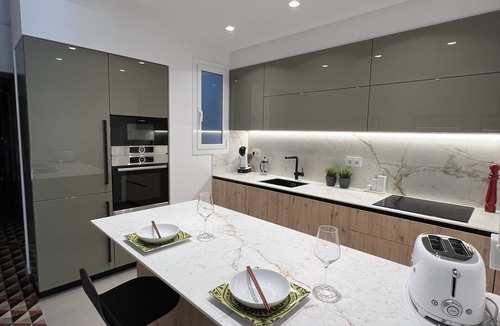 L'Antiga Esquerra de l'Eixample Apartment | Modern Amenities, Antique Charm in the Upscale Eixample district