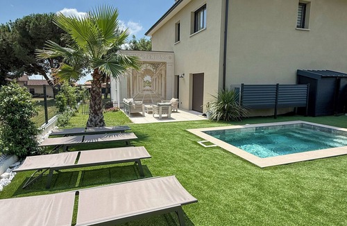 Villeneuve-les-Bouloc Apartment | Modern and Cozy Apartment with Private Pool