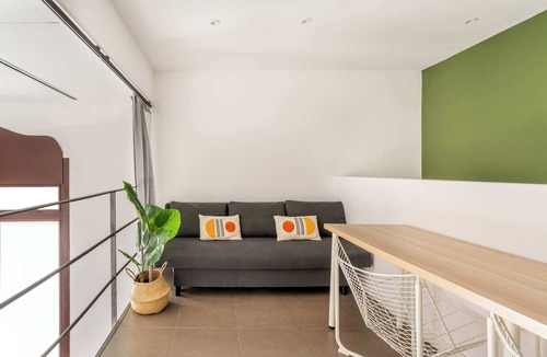 El Poble-sec Condo | Modern and bright 4BD triplex in Paralel!