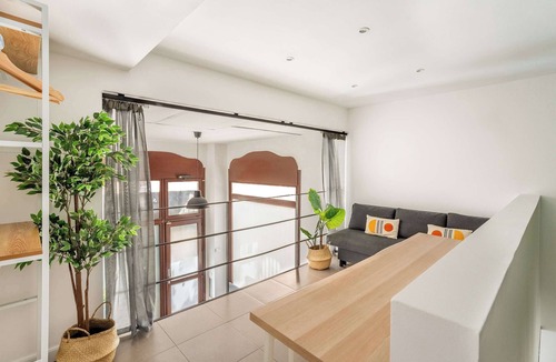 El Poble-sec Condo | Modern and bright 4BD triplex in Paralel!