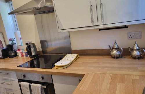 Stockcross Apartment | Modern and Classy 2 bedroom Flat, Free parking