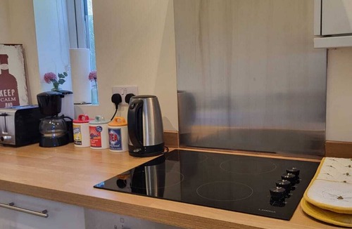 Stockcross Apartment | Modern and Classy 2 bedroom Flat, Free parking