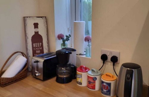 Stockcross Apartment | Modern and Classy 2 bedroom Flat, Free parking